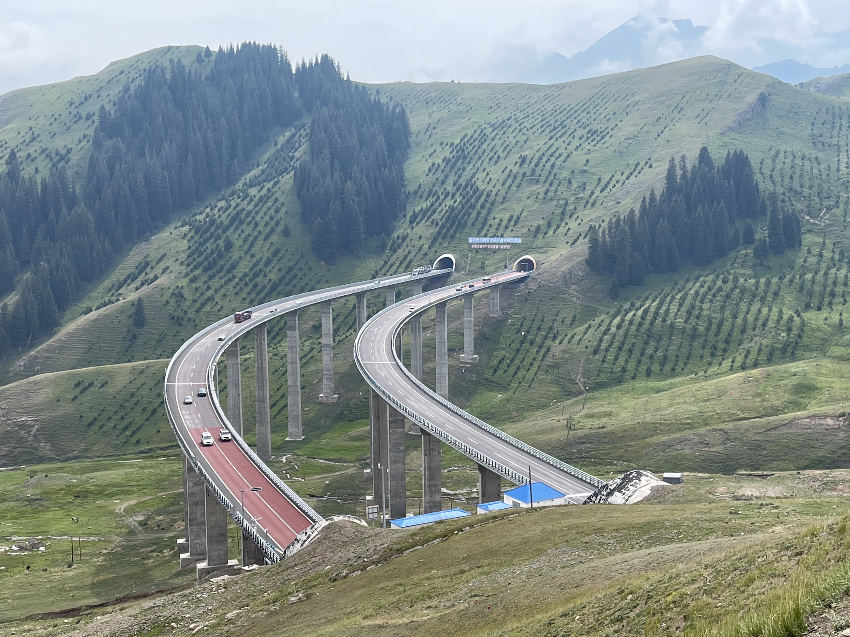 一路向西,走伊昭公路.