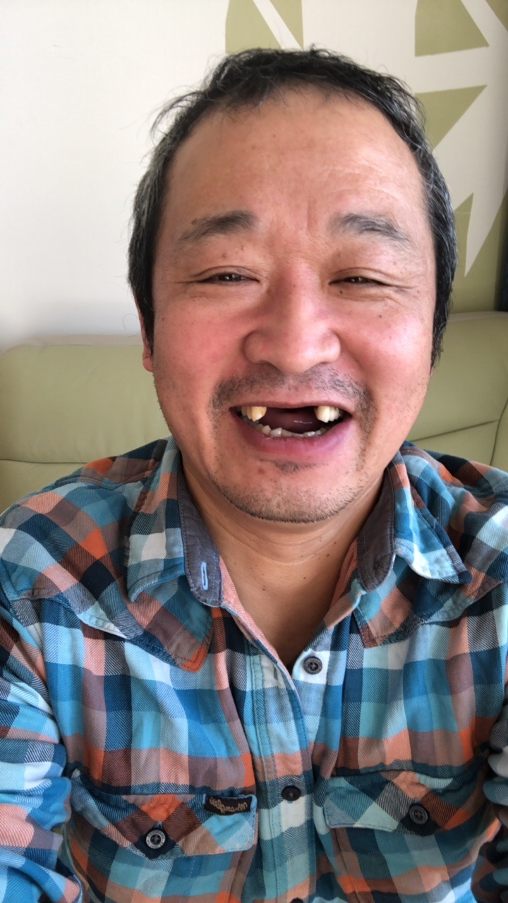 还挺留恋豁牙岂二爷,让我们借二爷的搞笑视频回顾一下豁牙岂吧.