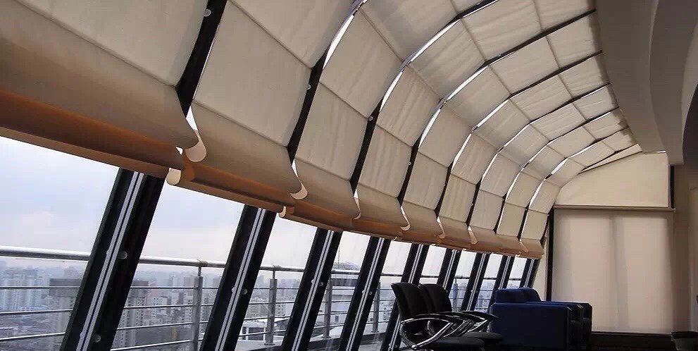 玻璃屋顶建筑遮阳必要选择电动天棚帘