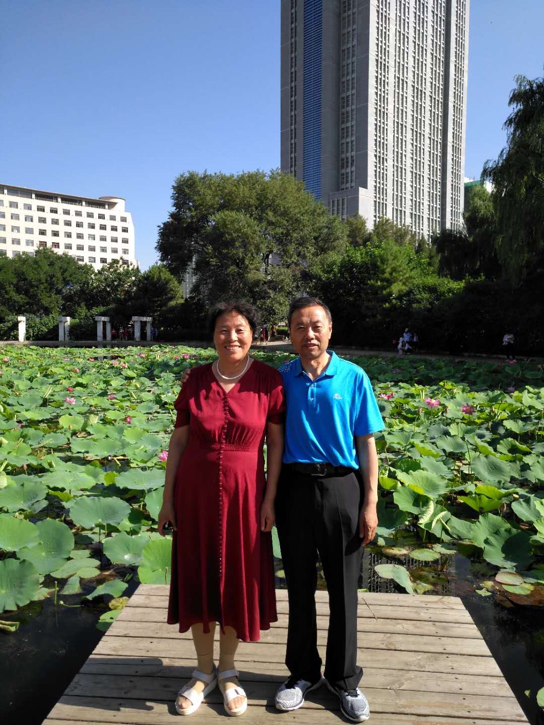 兰玉明,李春花合影于青城公园赵和平,孙芝兰,庞玉清,陈喜合影于动物园