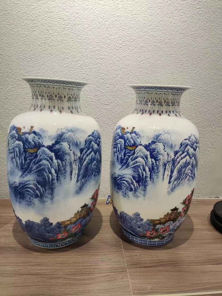 张松茂大师井冈山黄洋界青花瓶首次采用通景作画和青花斗彩技法结合