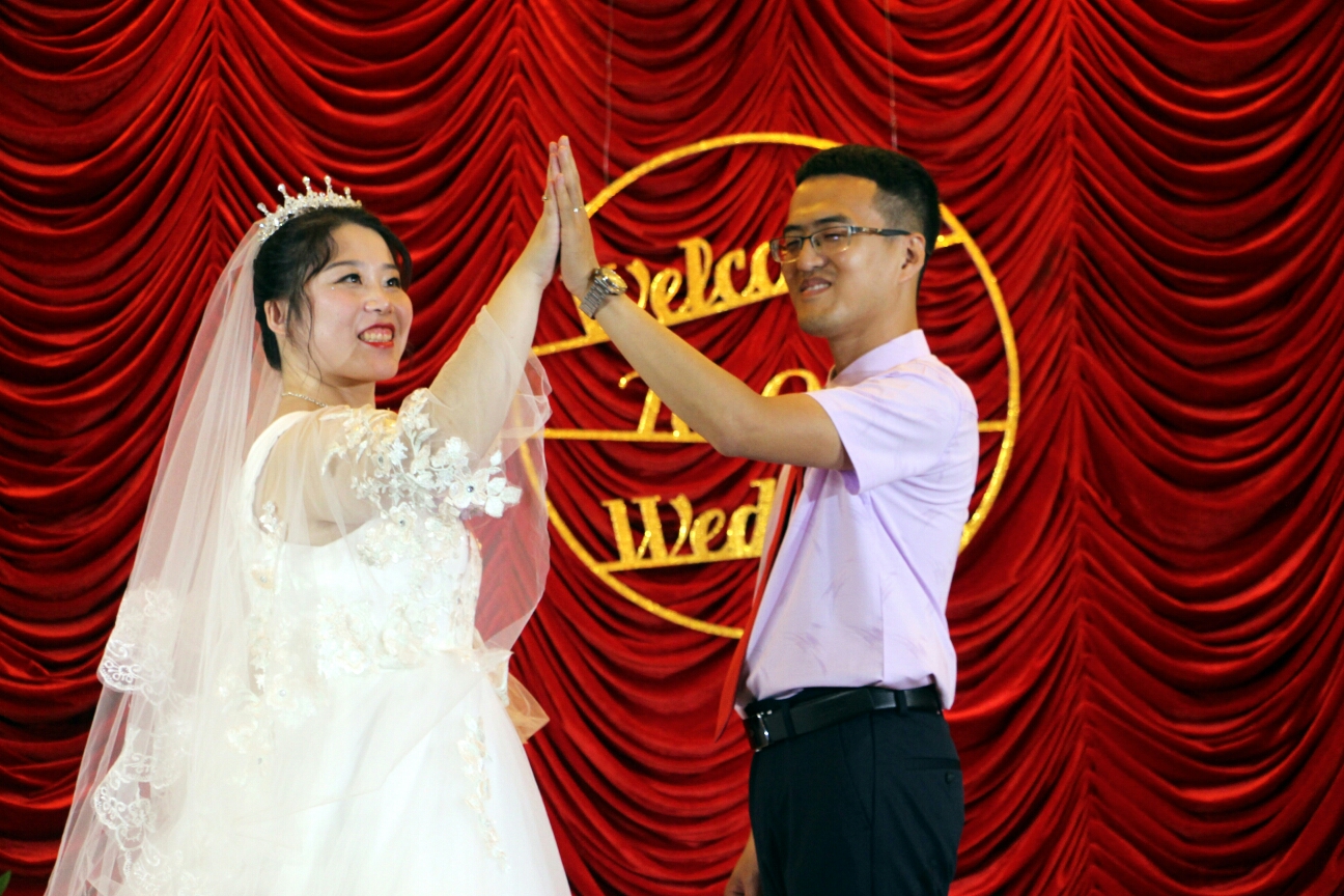 赵艺泽与父亲同台献艺赵艺泽与舅妈合影大彬深情高歌新人向亲朋好友们