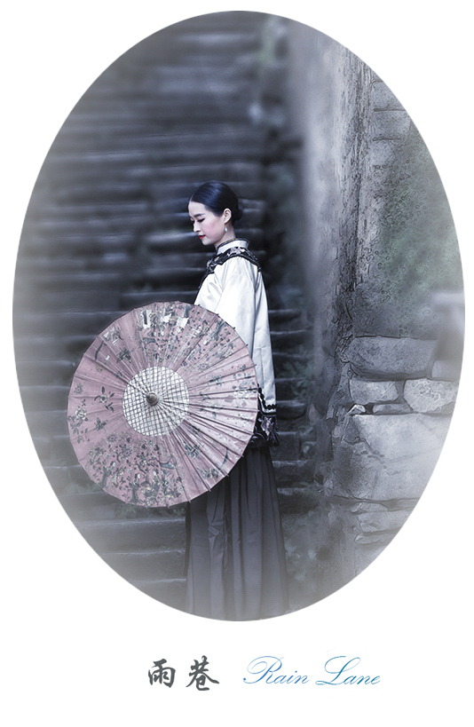 撑着油纸伞她彷徨在这寂寥的雨巷,哀怨又彷徨;在雨中哀怨,丁香一样的