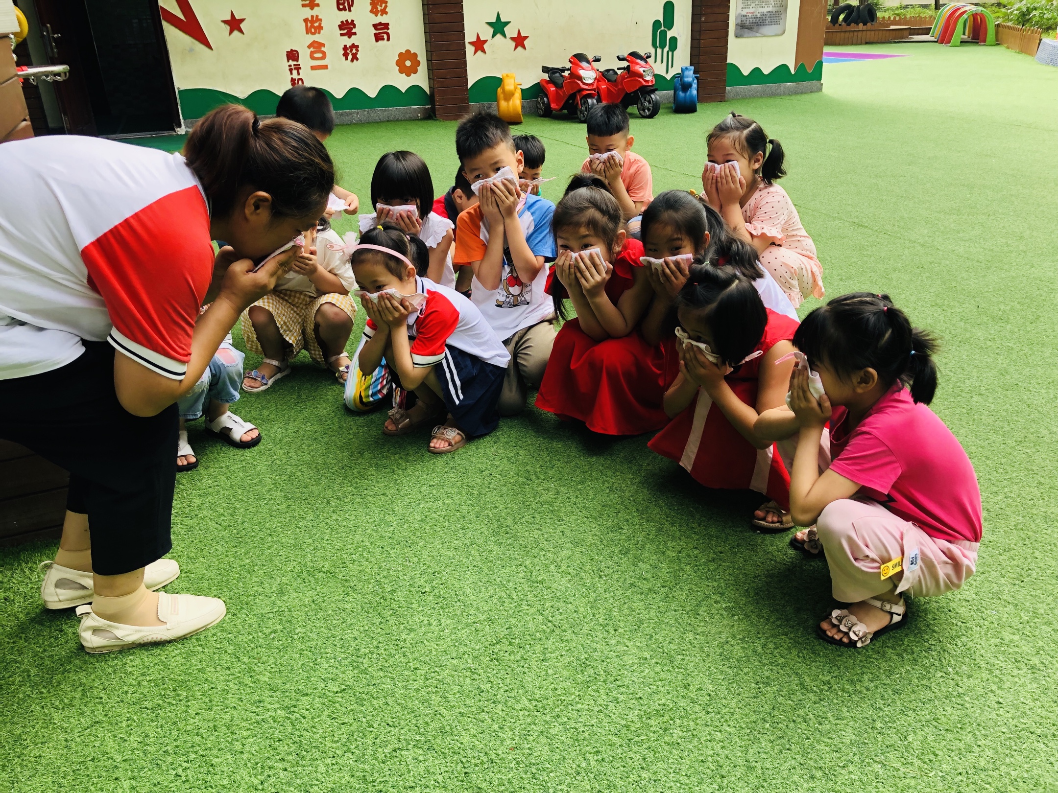 演练有方应急不慌天虹幼儿园开展紧急撤离逃生演练活动