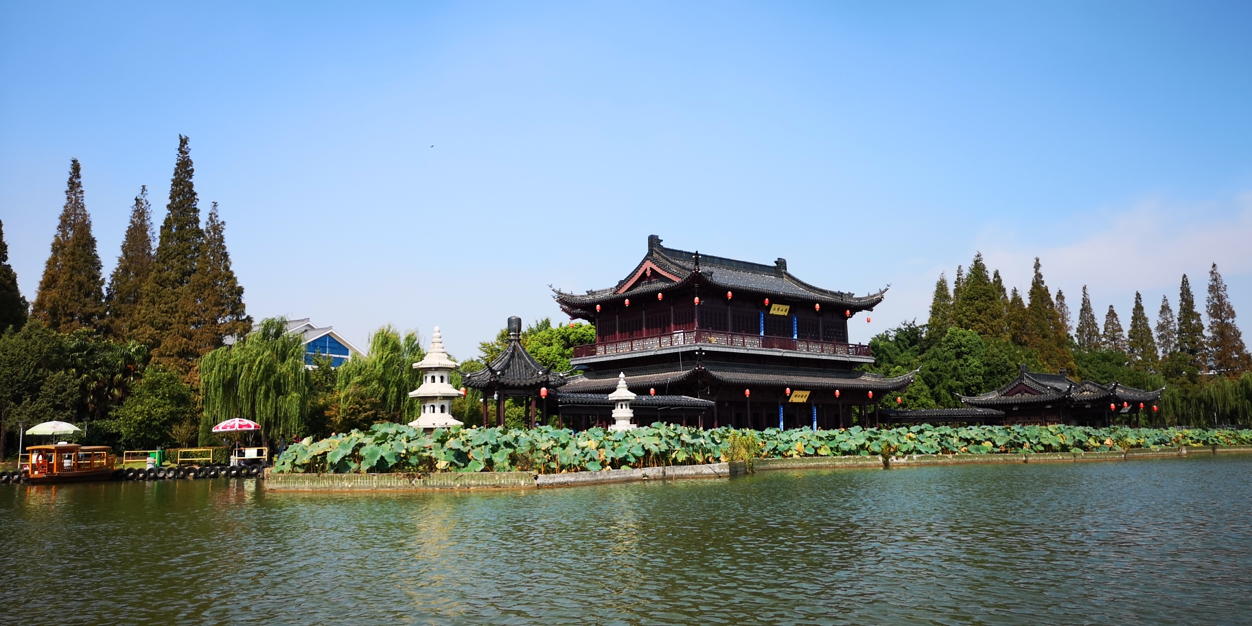 秋天里的瘦西湖金山寺