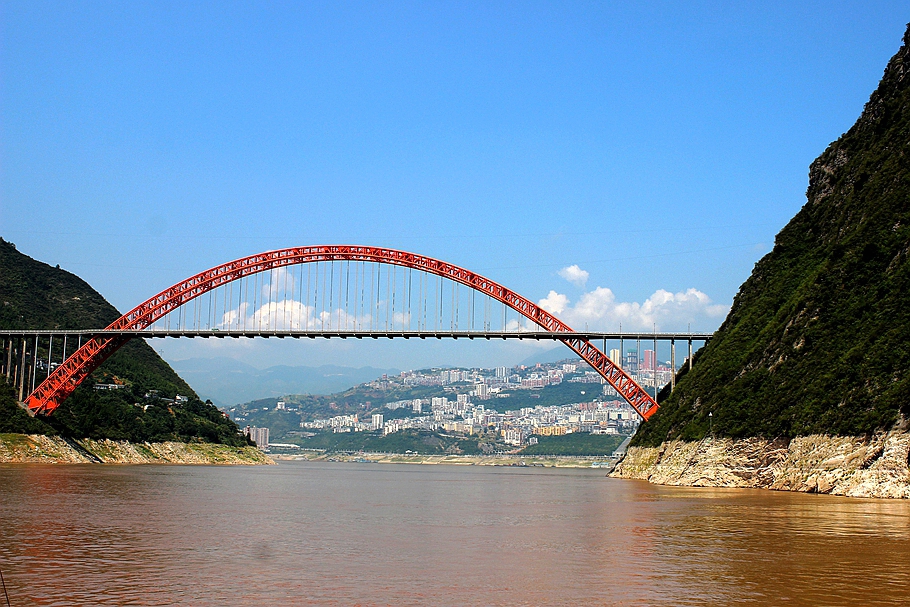 前面看到一座跨江大桥如同一条橙色的长虹驻足两岸的山峰,桥身横穿