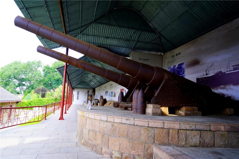 展示了北洋海军提督署,龙王庙,丁汝昌寓所,水师学堂,铁码头,黄岛炮台