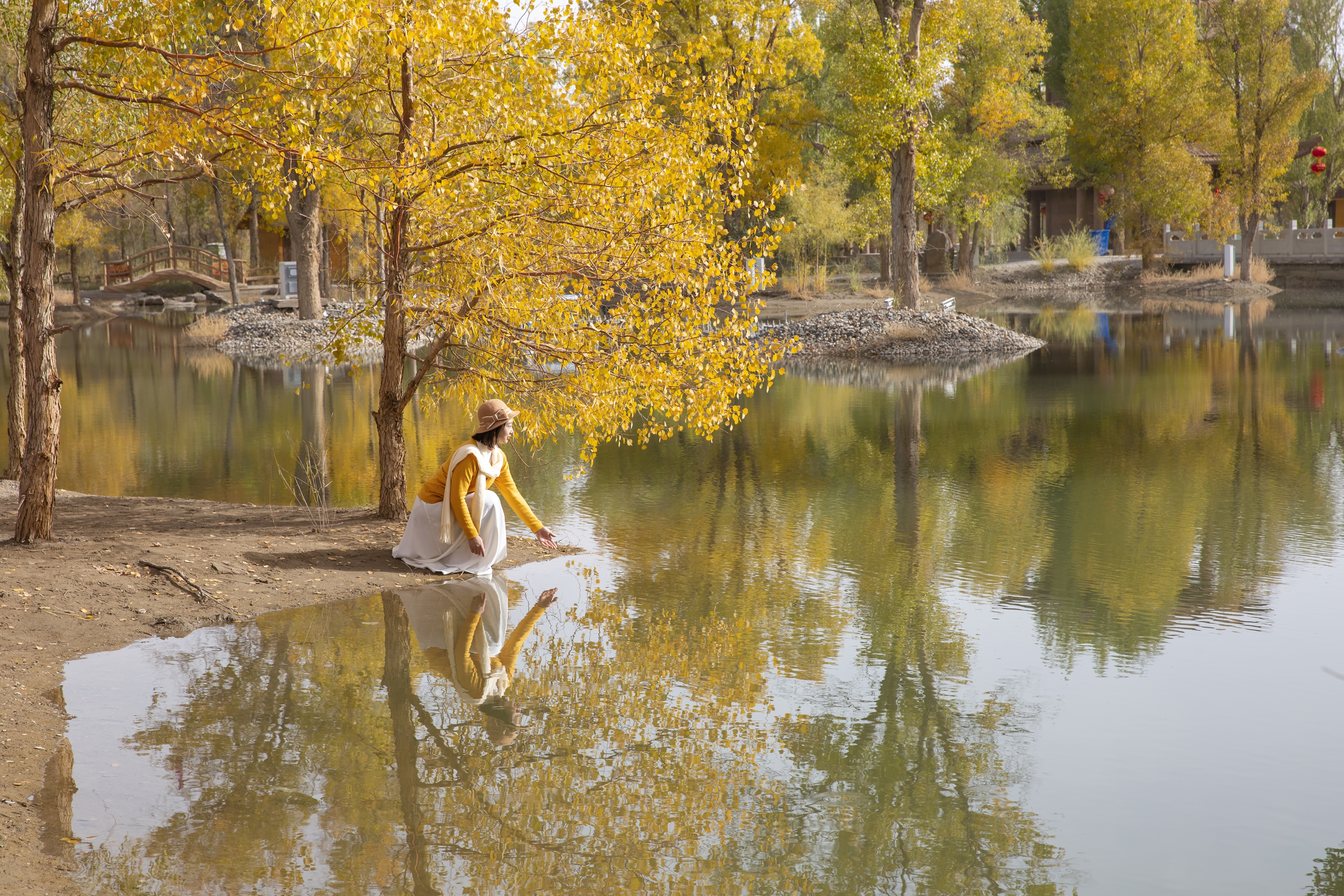 湖边的倒影比画更美.