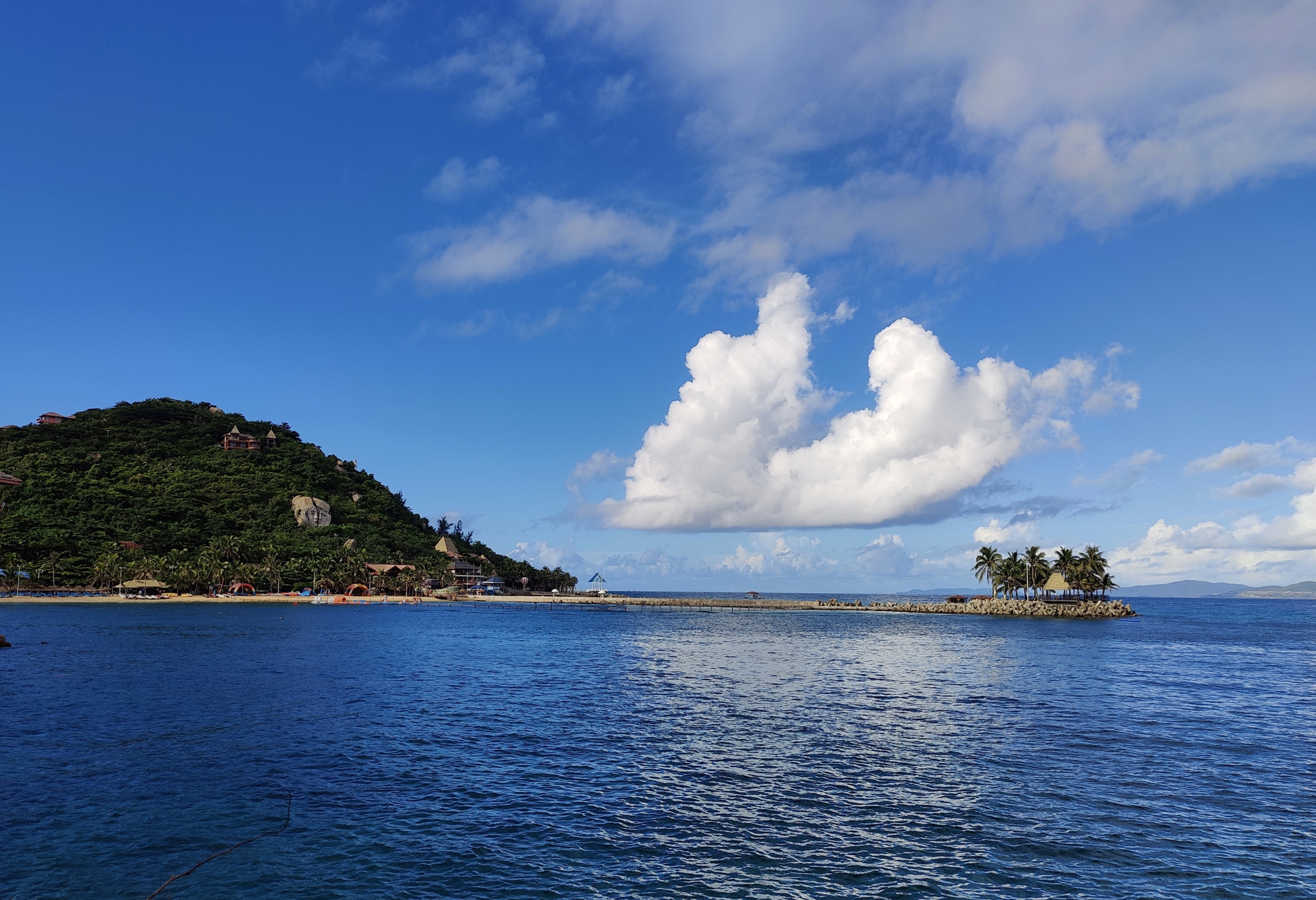 相遇大海, 面对浩瀚. 最惬意, 与海风同行. 最舒心, 拥浪花入怀.