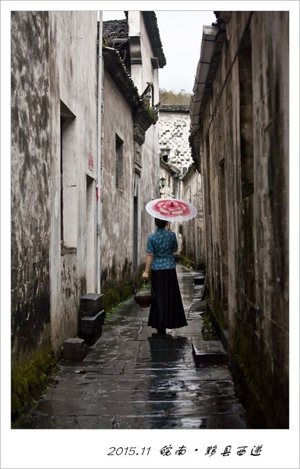 撐著油紙傘獨自 彷徨在悠長悠長 又寂寥的雨巷我希望飄過 一個丁香一