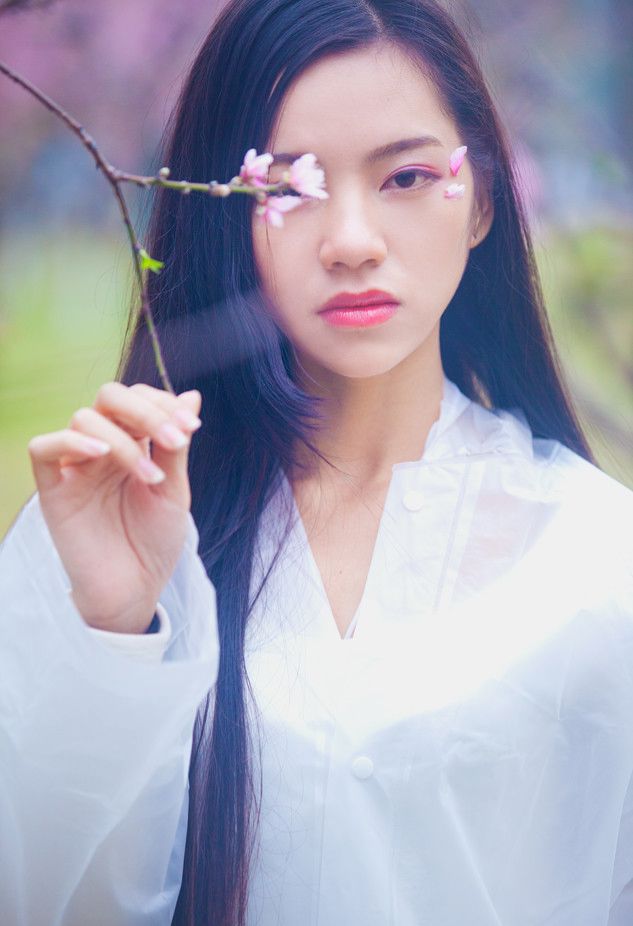 红尘踏尽,缱绻两情春晓.屏里江南梦自到.归早.时