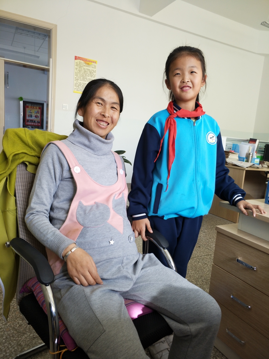 杨新丽老师,还有两个月就要生孩子了(产期12月份),但她每天仍然坚持带