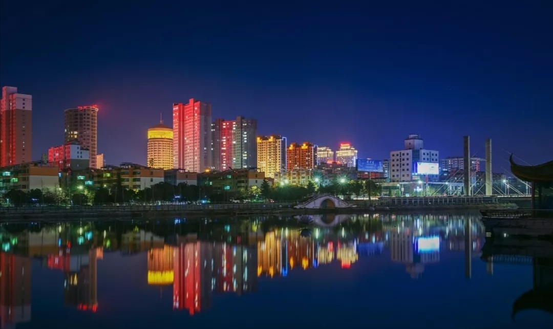 醉美了在湖畔观夜景一对母女似姐妹美如画龙泉湖畔夜景写在脸上幸福感