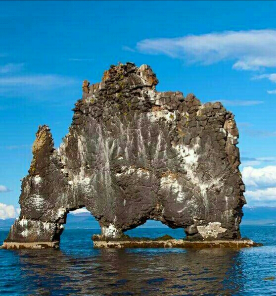 形态各异的奇石怪山