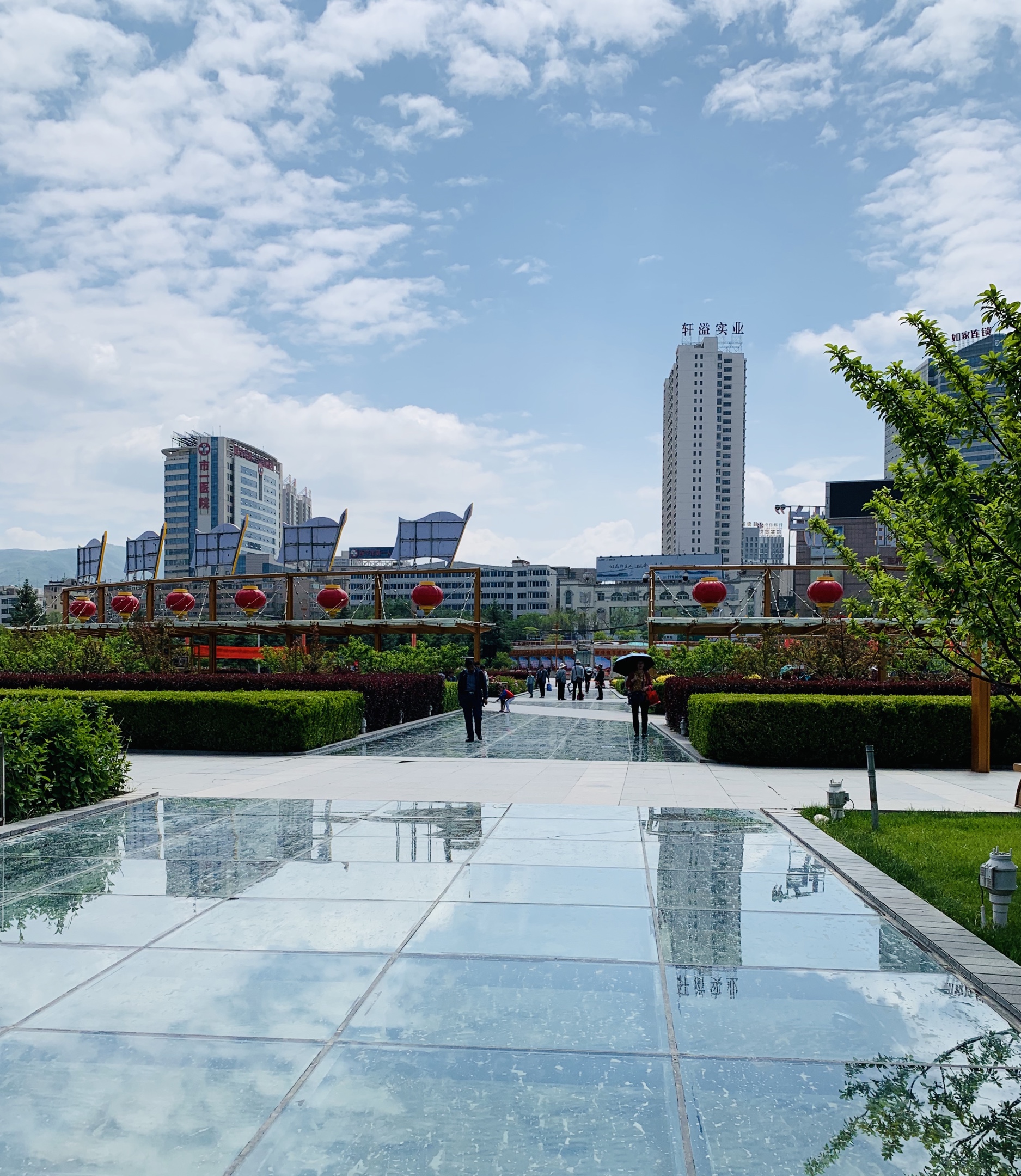 雨后的西宁市中心广场像一幅美丽而精致的油画