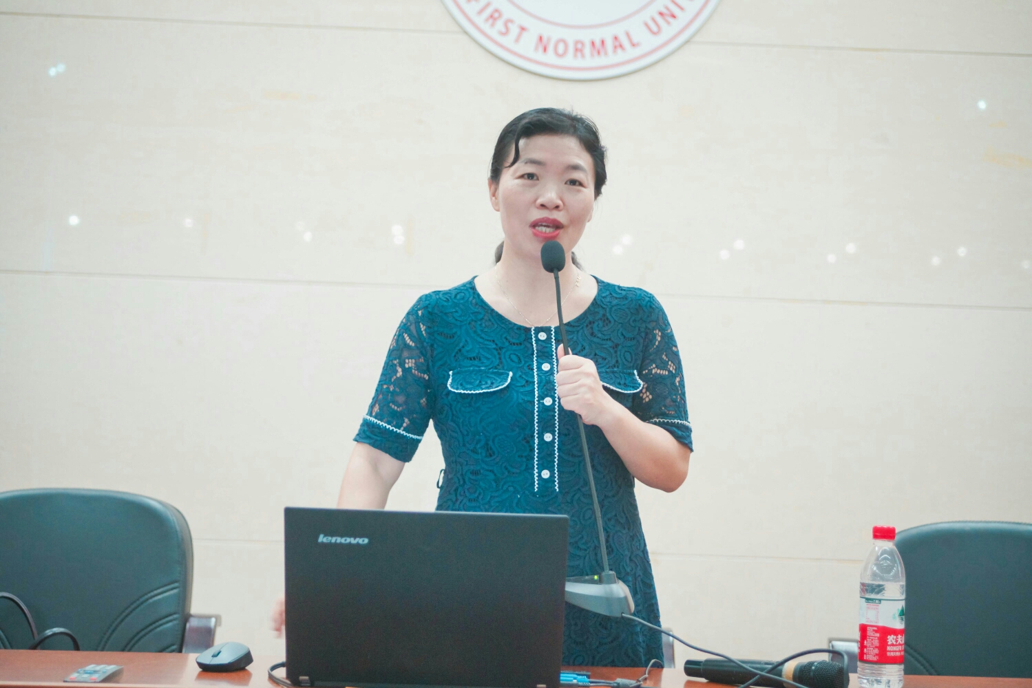 老师是一只春蚕,                                               吐