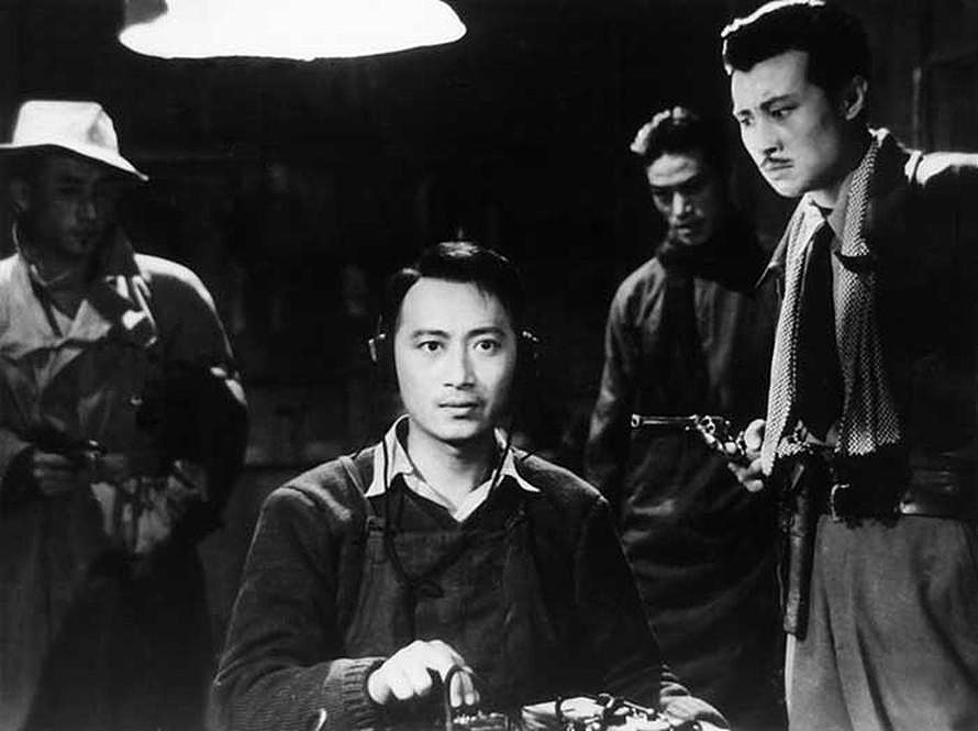 敌人的枪口对准了李侠,李侠镇定地将电报稿吞进肚里,向战友们深情地