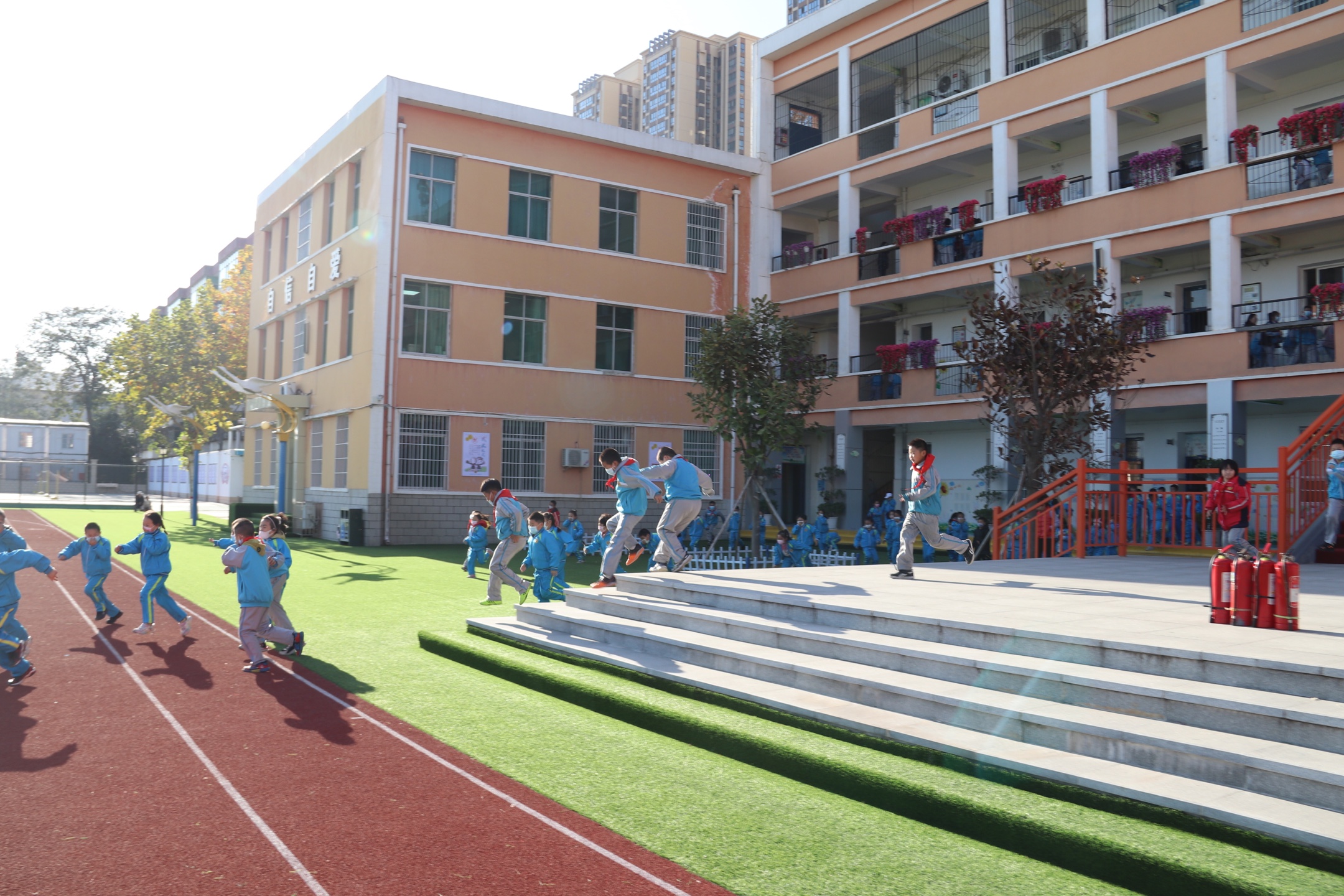 金旭学校开展消防应急演练活动