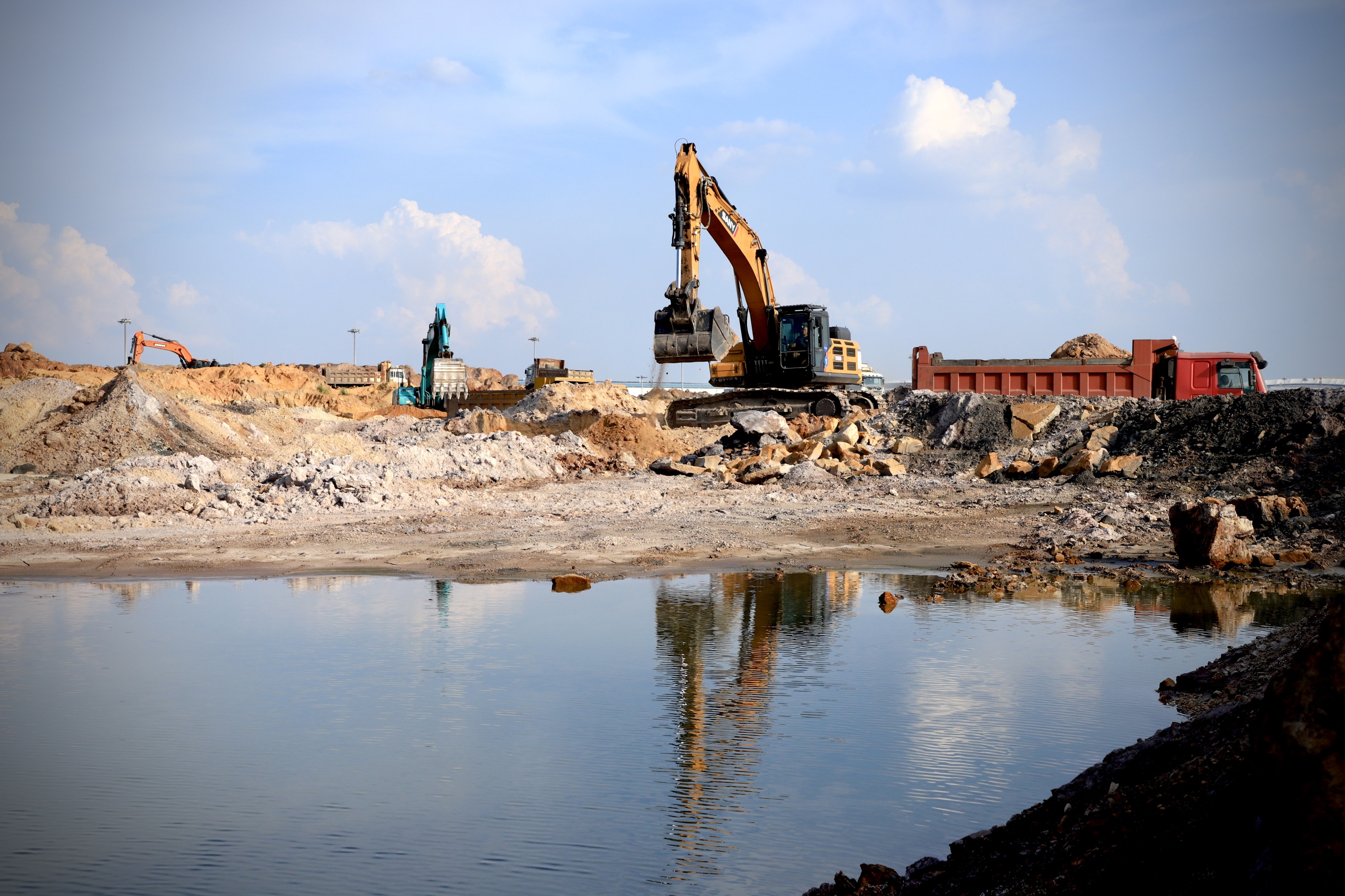 热火朝天的工地