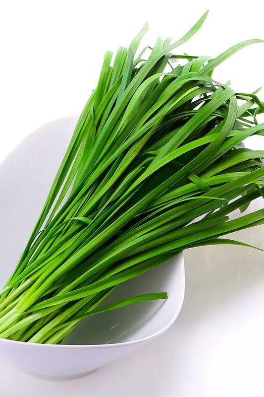 韭菜中的含硫化合物能使黑色素细胞内酪氨酸活性增强,从而调节皮肤