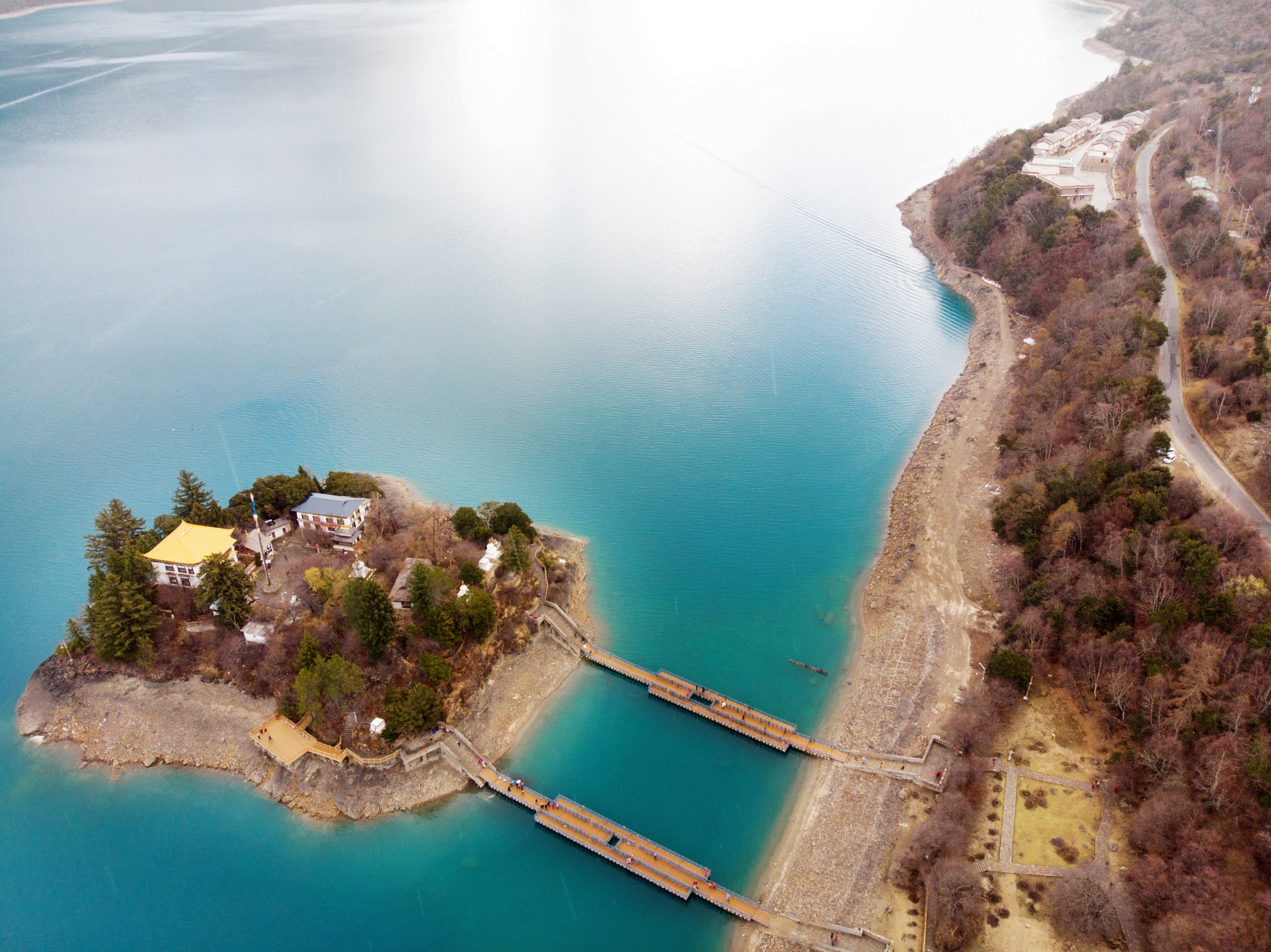 的地方新措美丽的色彩-巴松措湖心岛桃花村的春天航拍美丽的林芝四月