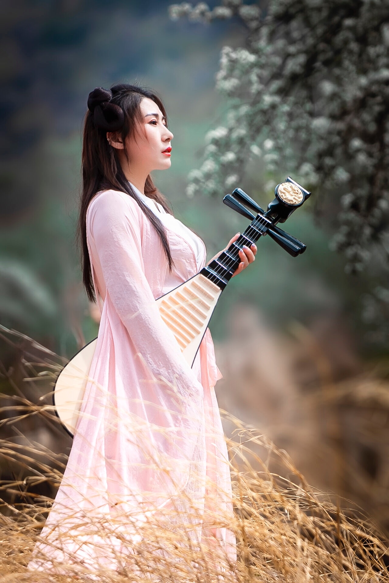 【首发】一袭素衣,染花香