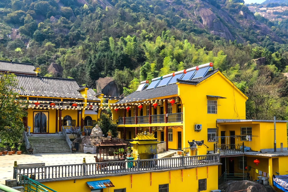 九子巖景區位於九華後山,有大小寺廟10餘座,九子巖景區集自然風景和