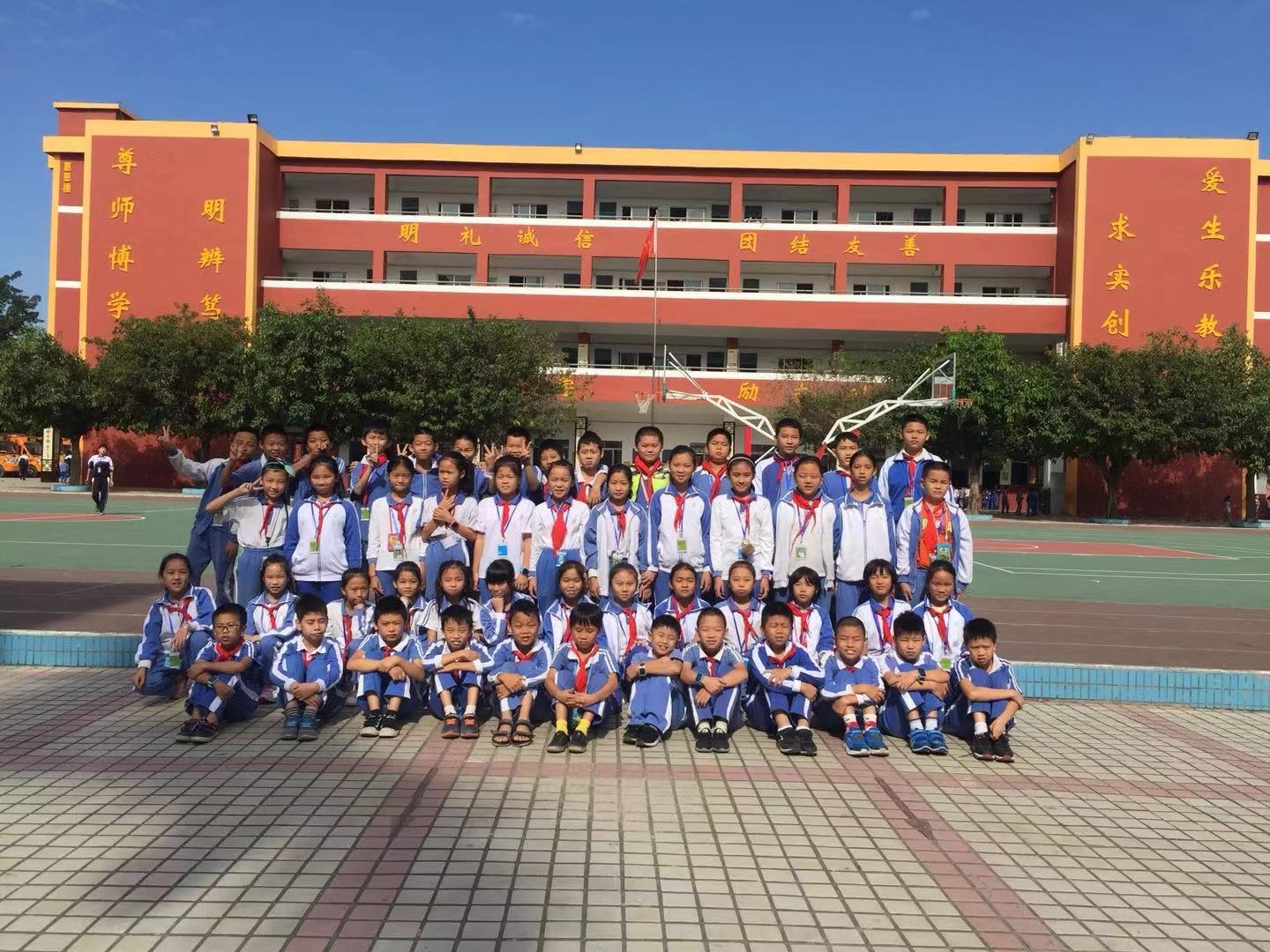 深圳市龙岗区坪地惠华学校505班全体学生合影留念20181031日
