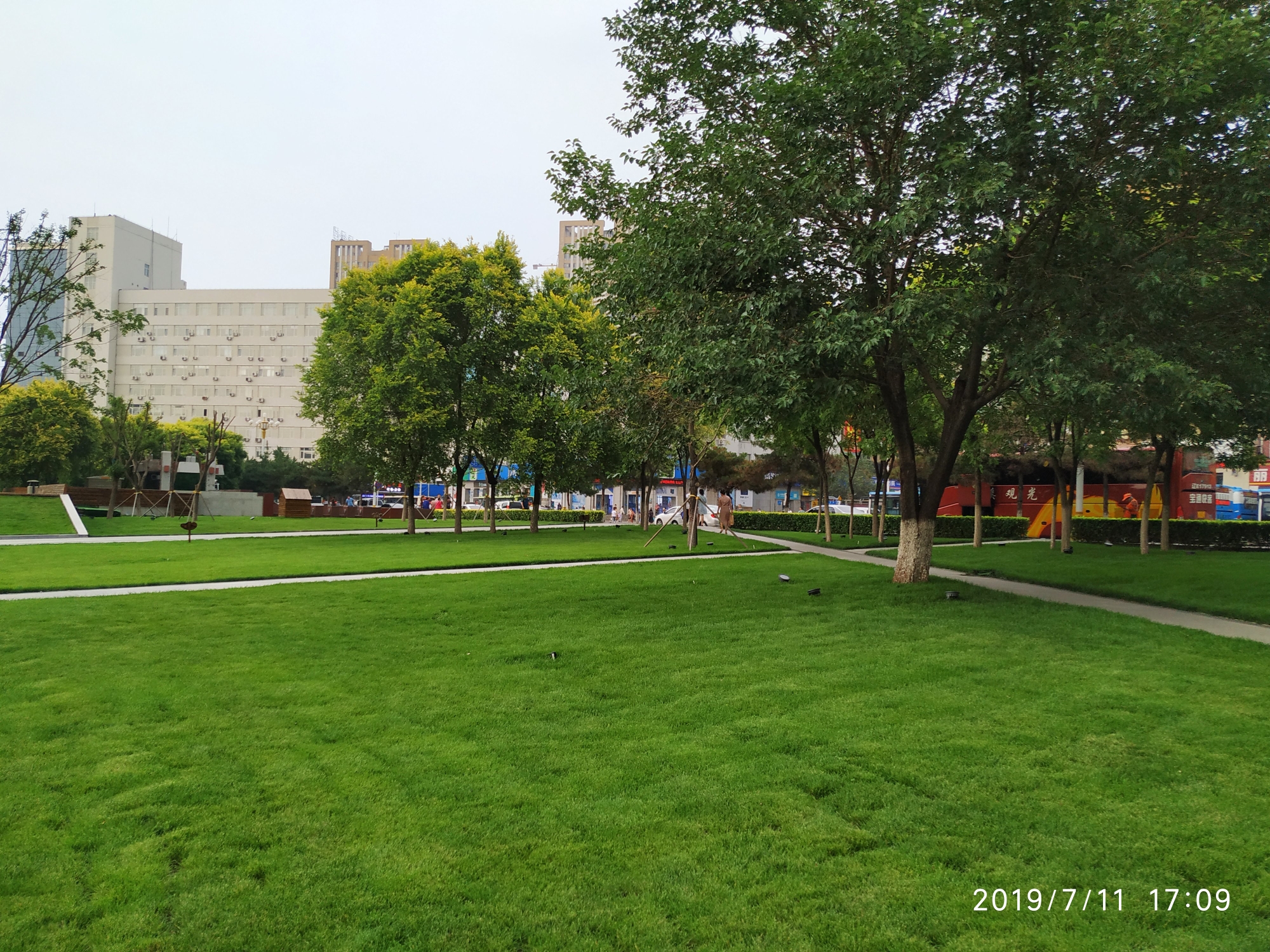 绿色的站前广场让你流连忘返