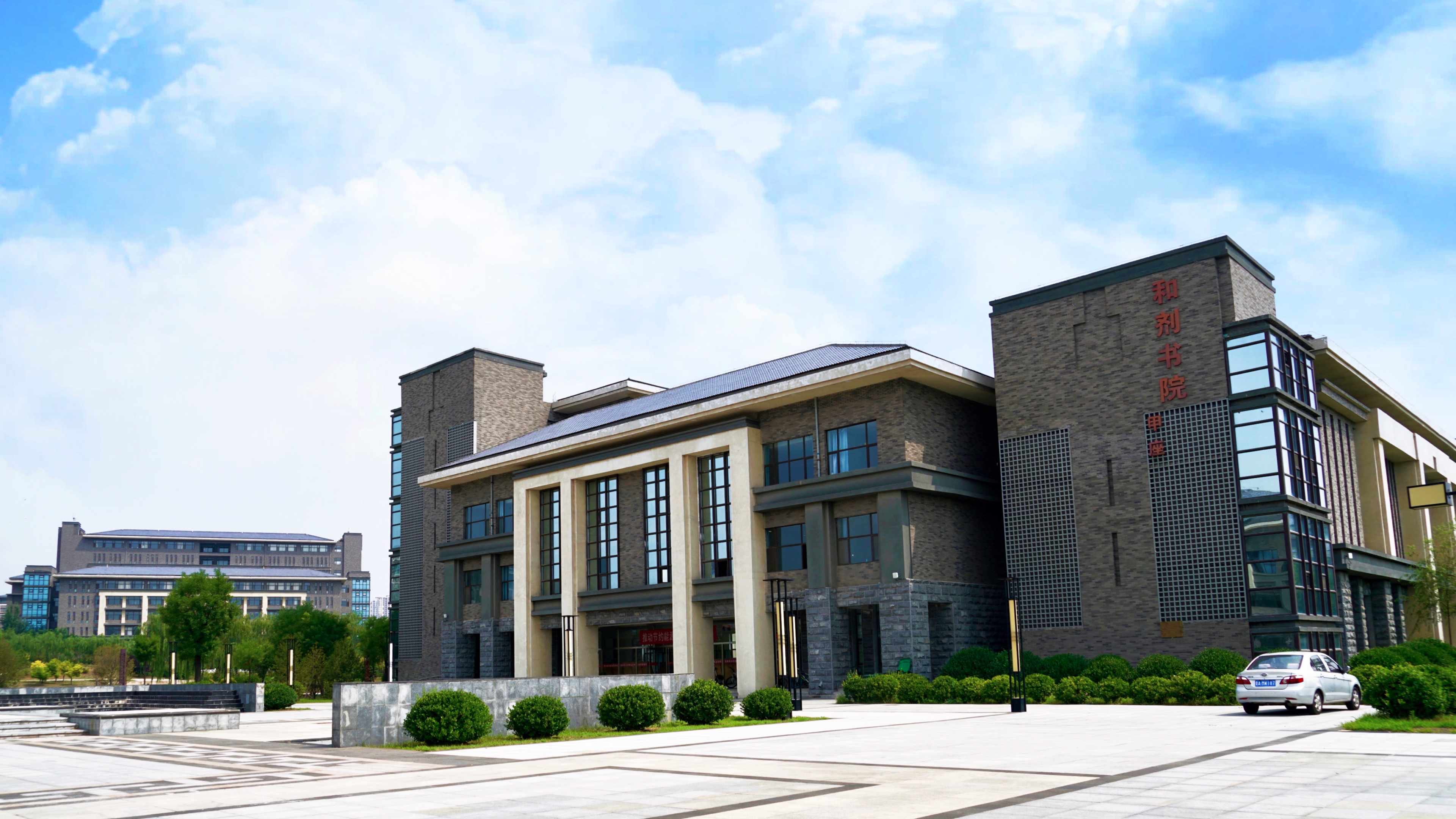 去山西晋中榆次旅行,有幸去了大学城,看到好几所从太原搬迁
