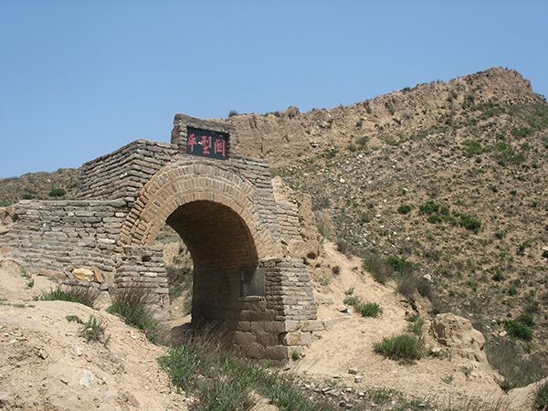 平型关是内长城的一处关隘,处于冀晋边务的交界处,因其形如瓶而得名.