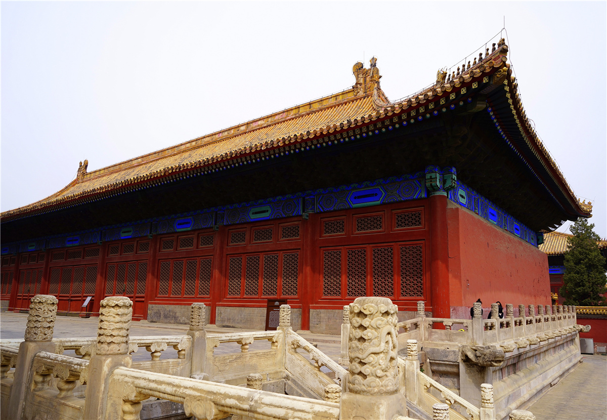 旁有一座規模宏大的皇家祭祖建築群太廟,這是明清兩代皇帝祭祖的宗廟