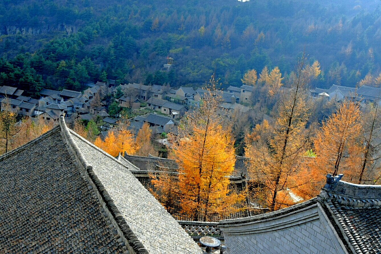 縣抱犢寨風景區地址抱犢寨景區位於伏牛山與熊耳山結合部的三川鎮境內