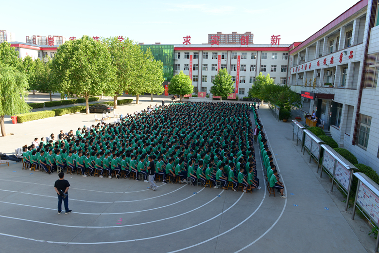 匠心筑梦励志笃行——平山县外国语中学八年级第二次月考总结表彰暨