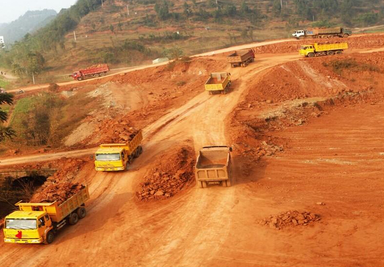 门口,看见张帖一张上个月8号,有关莲子塘小区土石方工程公开招标公告"