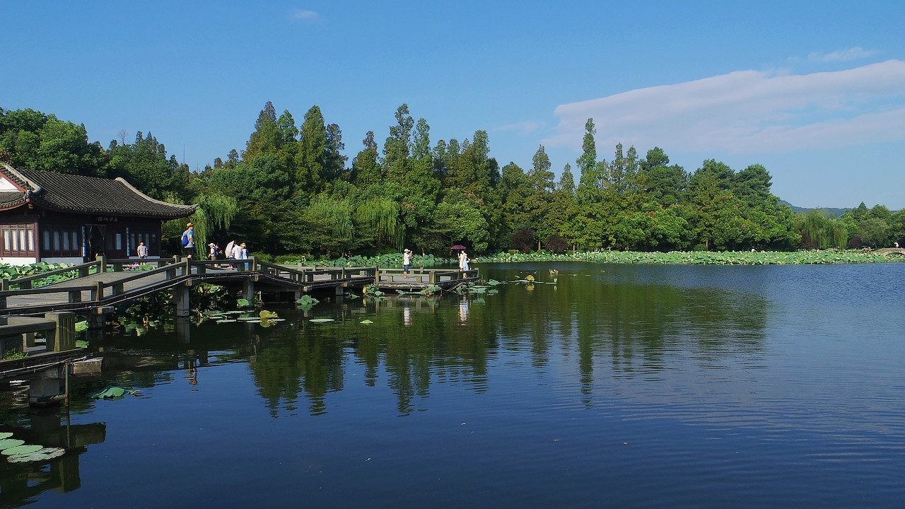 垄上风吹青麦黄,开镰笑割补陈仓.  去秋谱写耕耘曲,新夏忙收济世粮.