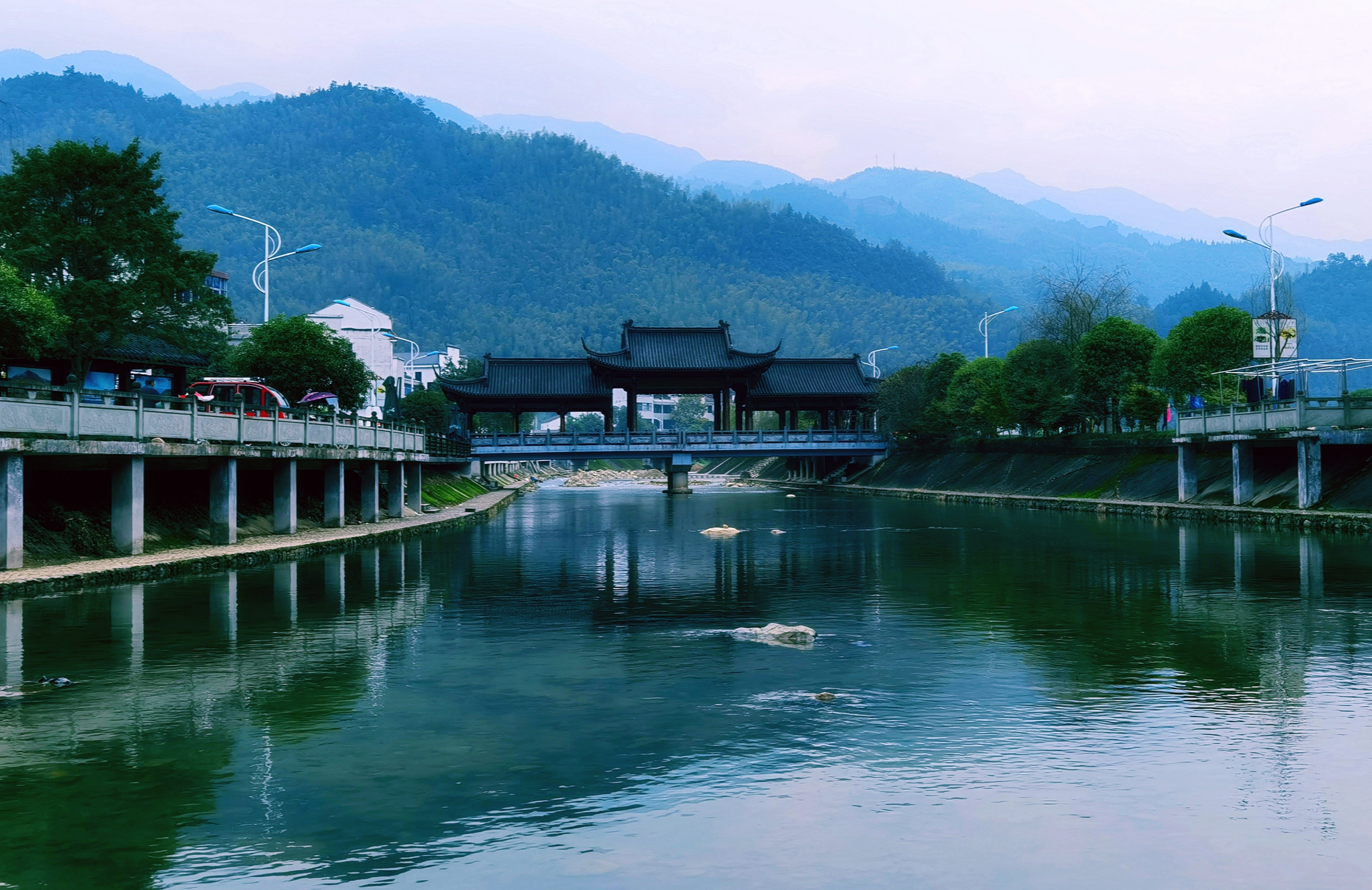 东连本区沙畈乡,南连丽水市遂昌县,西界衢州市龙游县,北接本区岭上