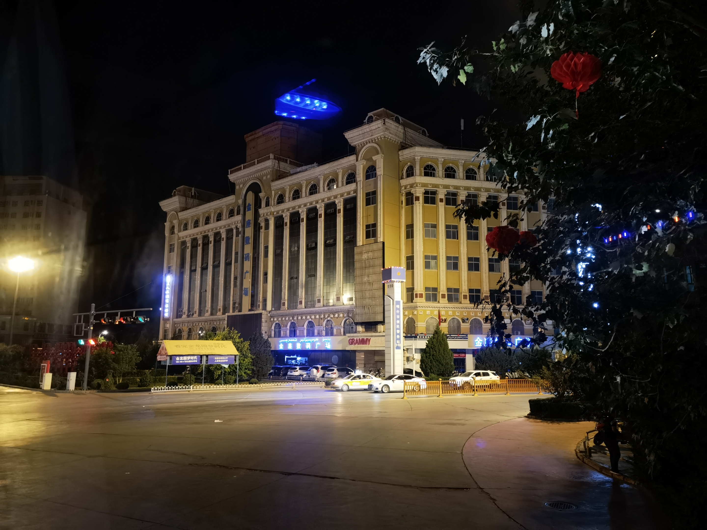 我们沿着g314一路向西,驱车行驶近二个小时来到阿克陶县,车停