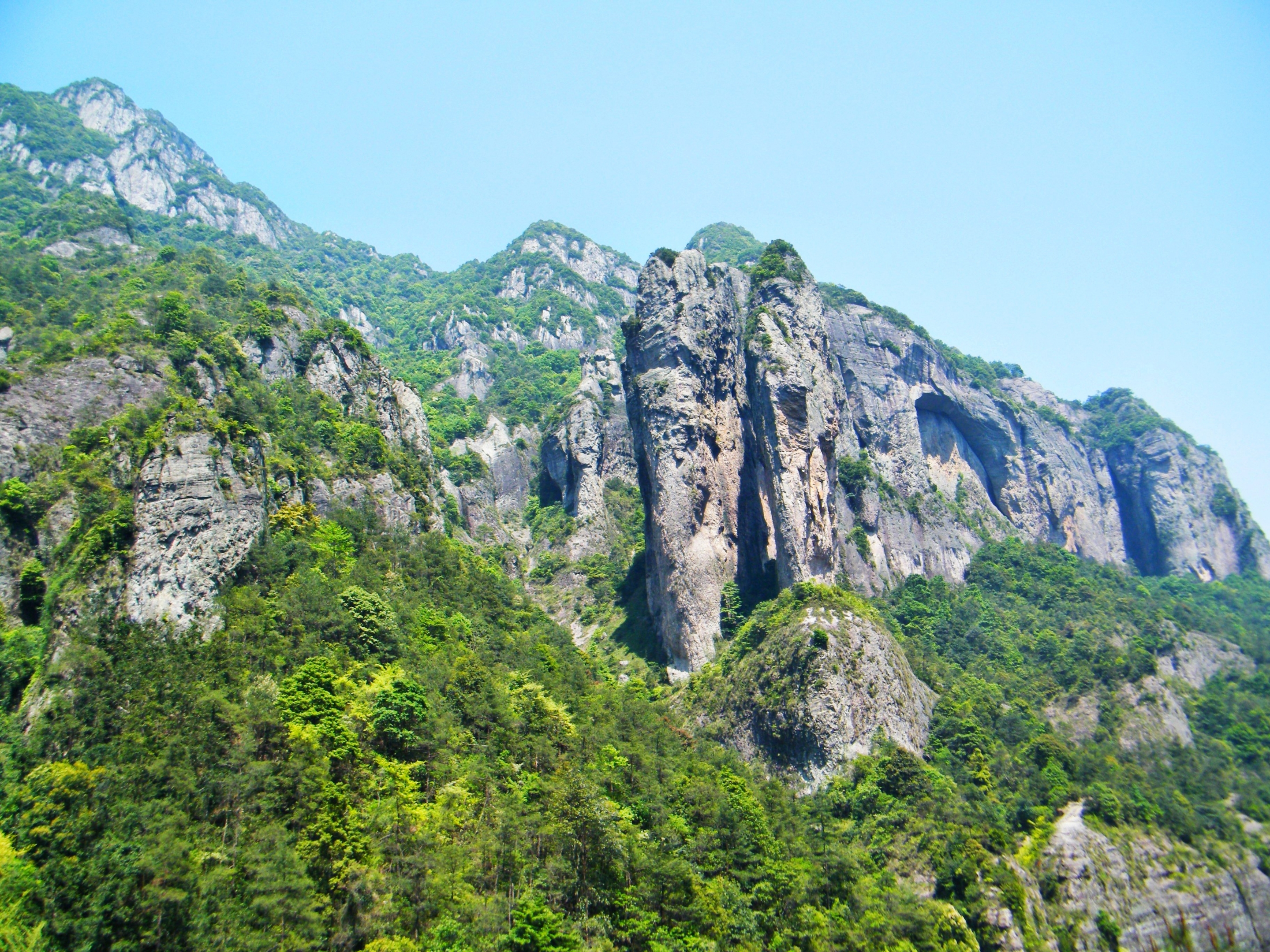 雁荡山位于浙江省温州市,国家重点风景名胜区,首批五a级景区,是中国