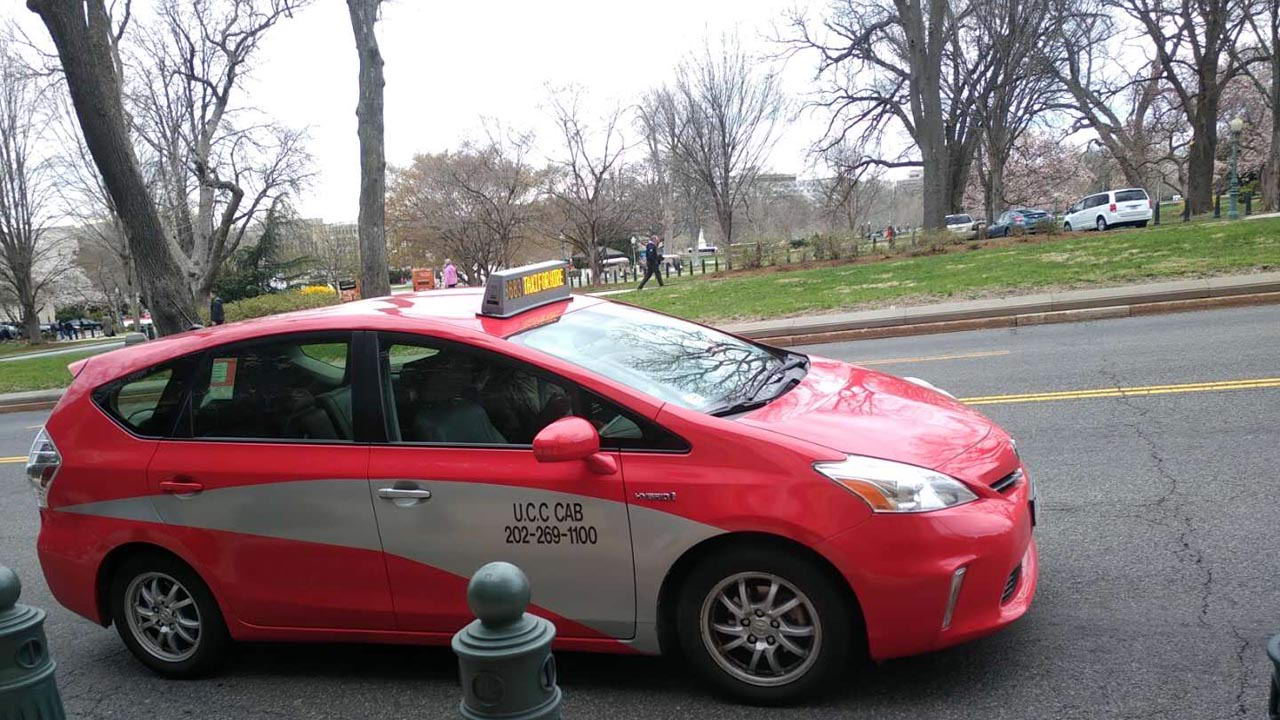 林肯纪念堂前,和纪念堂同一轴线的城标建筑——华盛顿纪念牌.