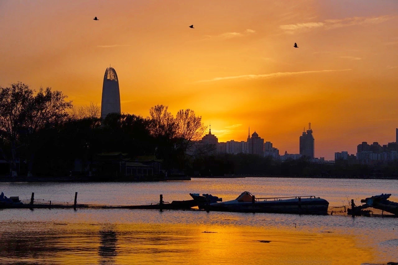 一个场景倘若用相同焦段,多人拍出来的照片大同小异,但逆光拍摄那些