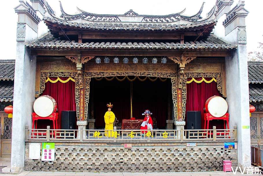精彩!古戏台上演传统戏曲,演出的精彩时刻