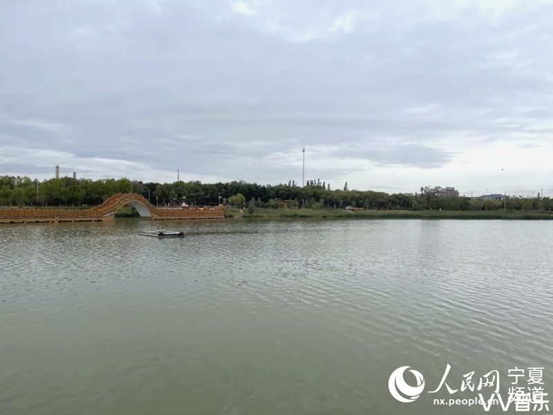 盐池县花马池镇长城关饮马湖.人民网 贾茹摄