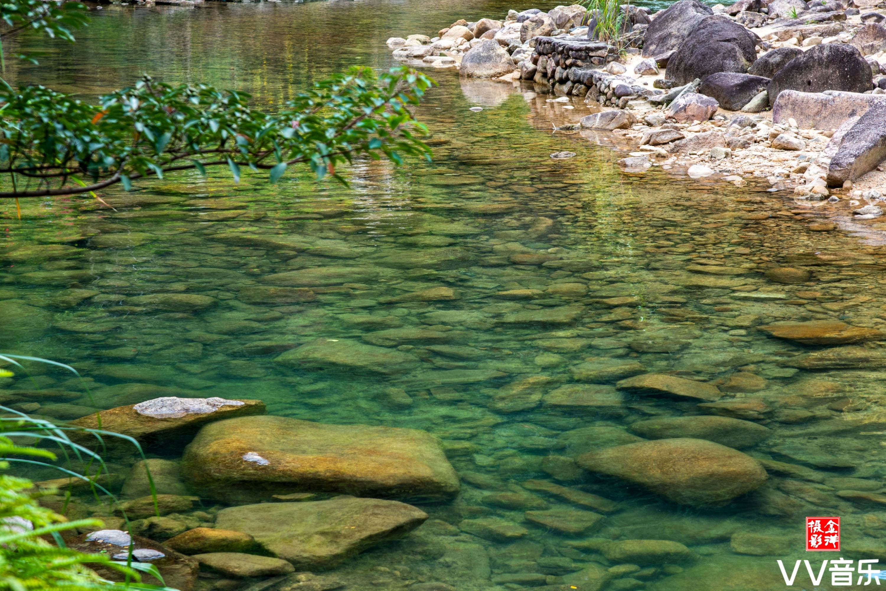 溪水潺潺绕青山