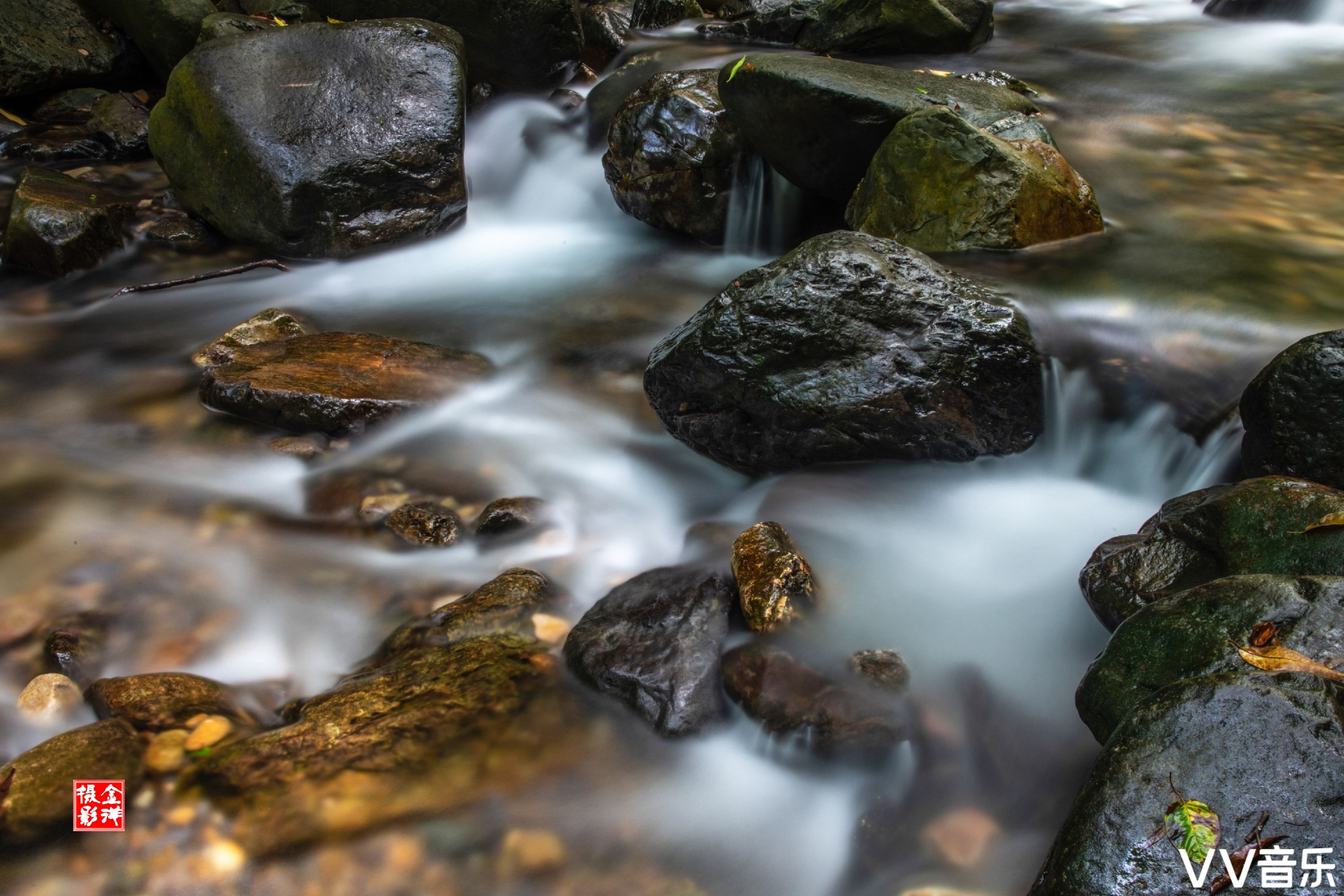 溪水潺潺绕青山