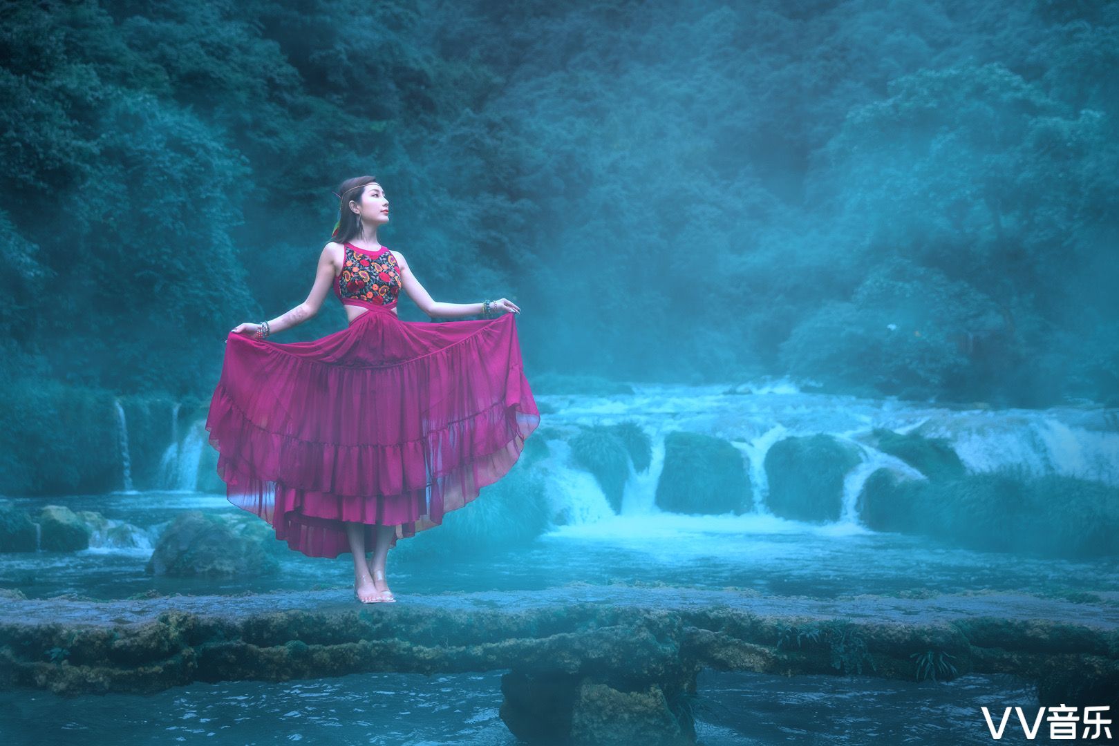 肌肤,晶莹光亮的形体,含苞待放的性情,冰清玉洁的灵魂,温婉柔曼的情感