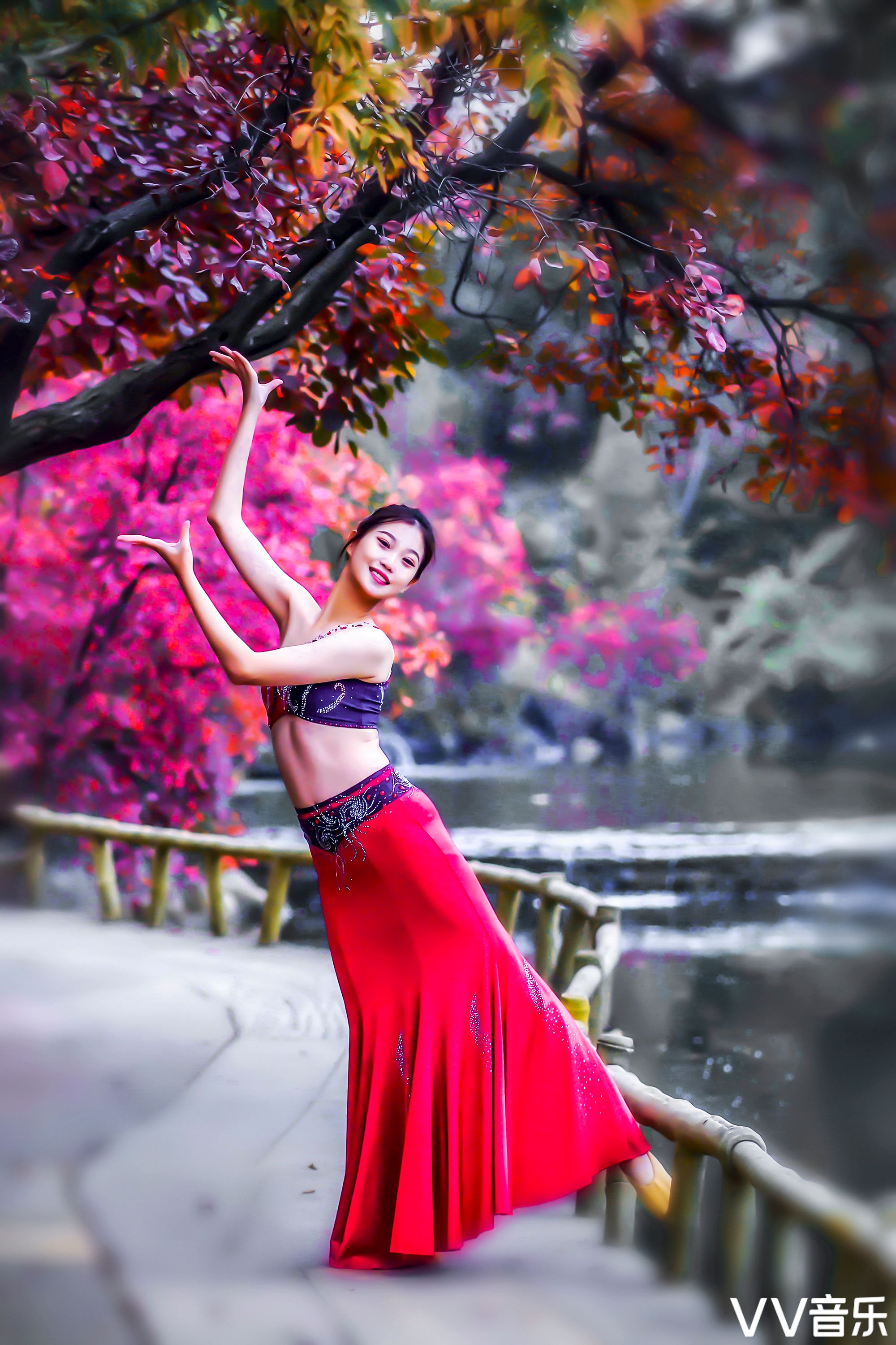 傣家的小妹走过来