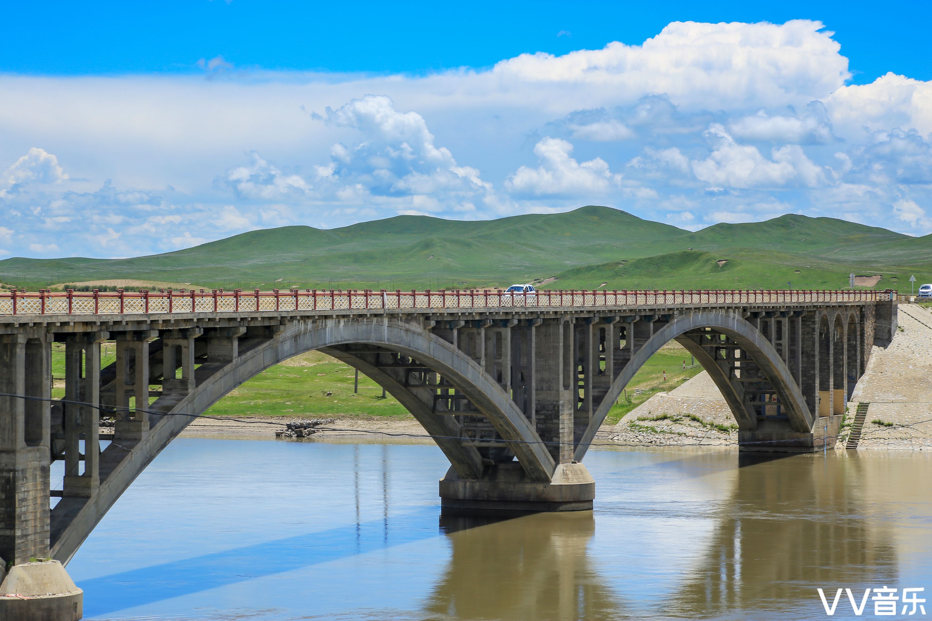 路过玛曲,我们停车看了一下黄河首曲第一桥,桥很平常,因为是中午史种