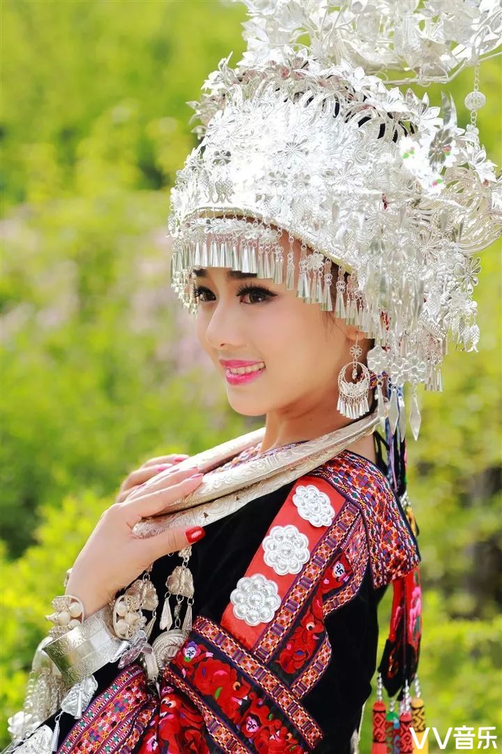 美丽又充满热情的侗族姑娘