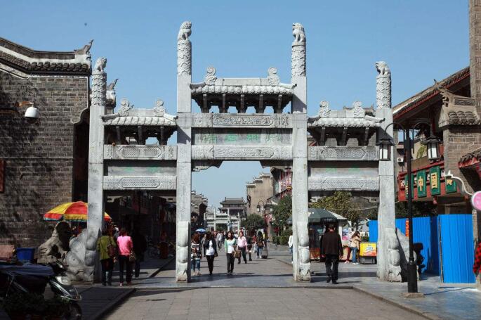 北街坐落在襄阳城中心十字街之北.